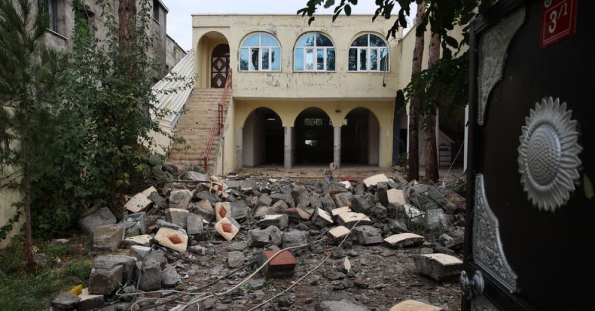 Diyarbakır'da minare yıkıldı, çatılar uçtu