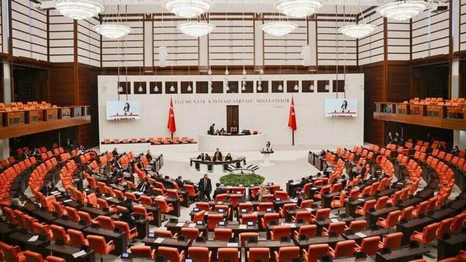 Meclis yeni yasama yılına başlıyor: Kızılay ve Booking gündemde
