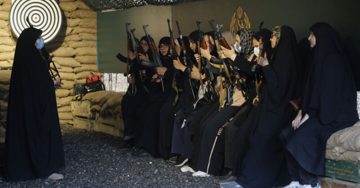 İran’da sivillere silah eğitimi veriliyor