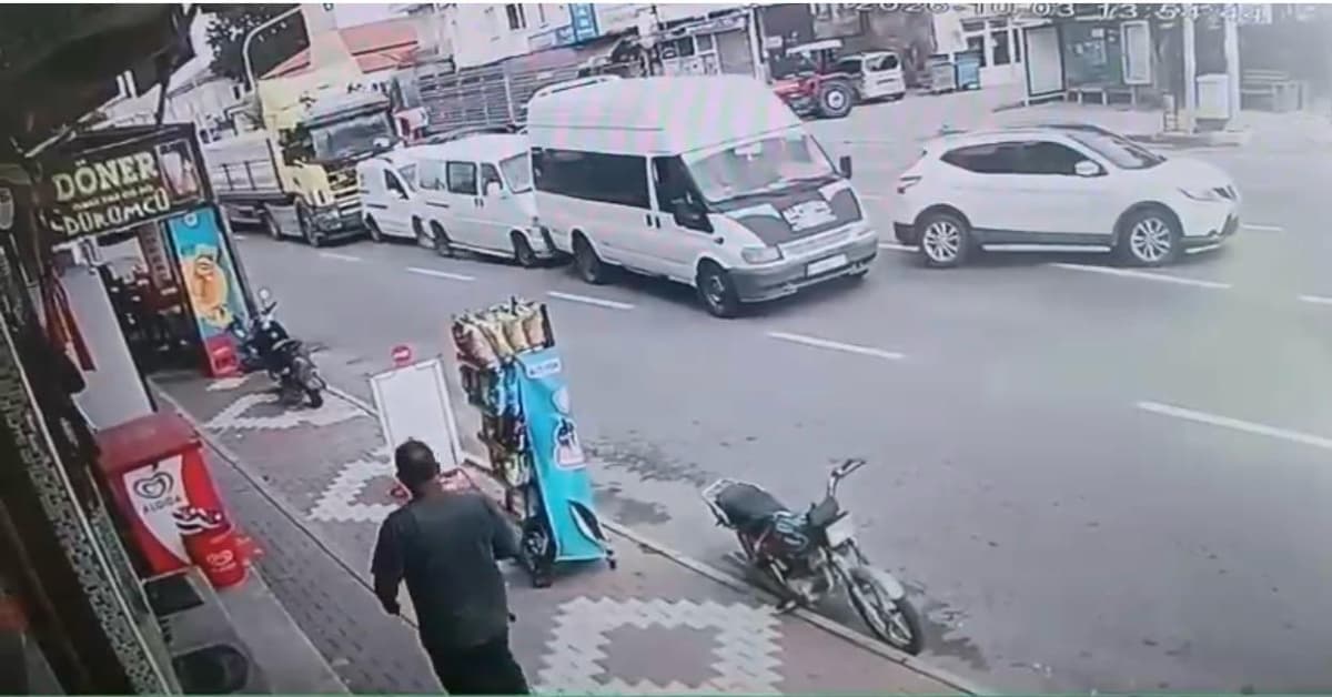 Birbirlerine çarptılar! Kaza kamerada!