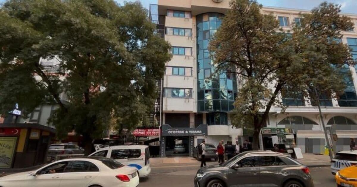 6. kattan otomobilin üzerine düştü!