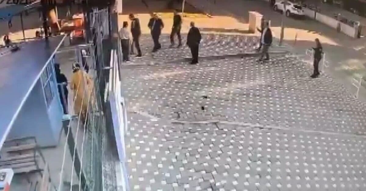 Okul önünde bekçiye saldırı