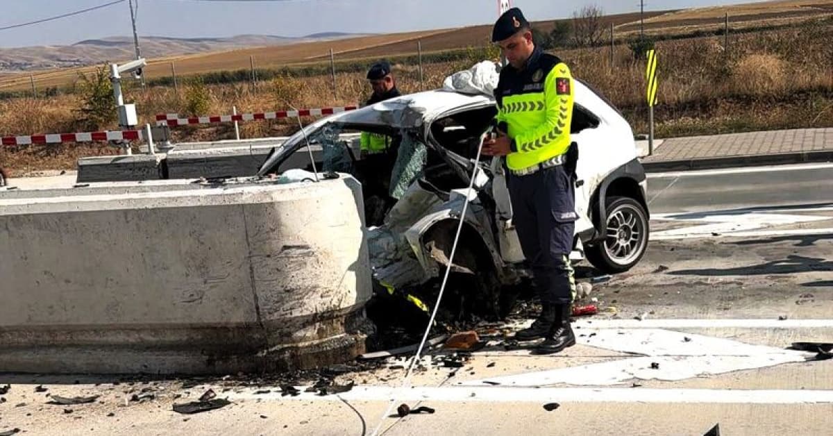 Beton bariyere çarptı! Korkunç kaza!