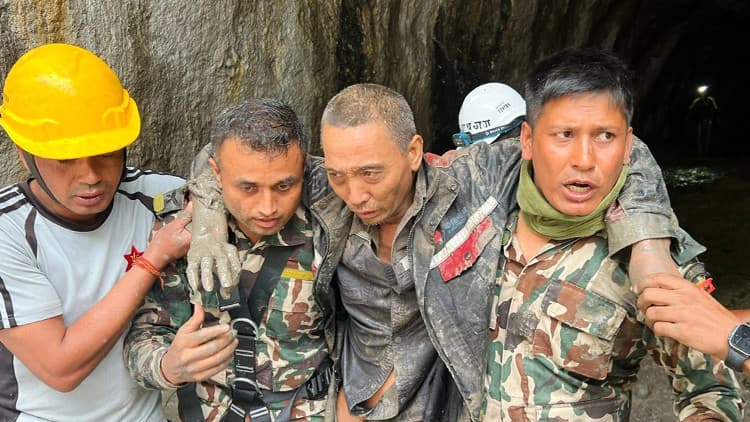 Nepal'de yeni mucize: 10 gün sonra kurtarıldılar