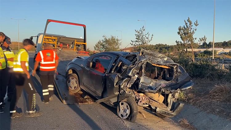 Kuzey Marmara Otoyolu'nda TIR hafif ticari araca çarptı: 1'i çocuk 6 yaralı
