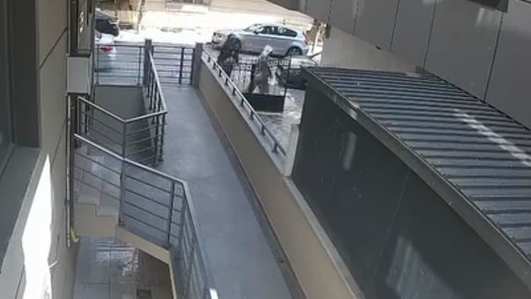 Avcılar'da kadın kıyafetli hırsızlar kamerada: Açık kapıya şaka yaptılar, kabusu yaşadılar