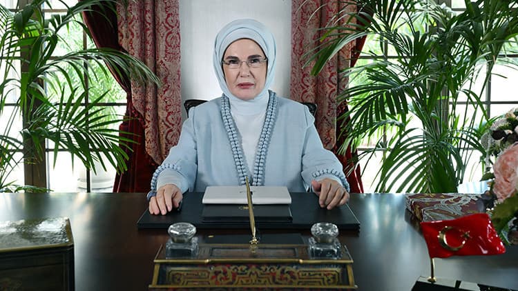 Emine Erdoğan, Avrupa şampiyonu olan A Milli Kadın Voleybol Takımı'nı kutladı