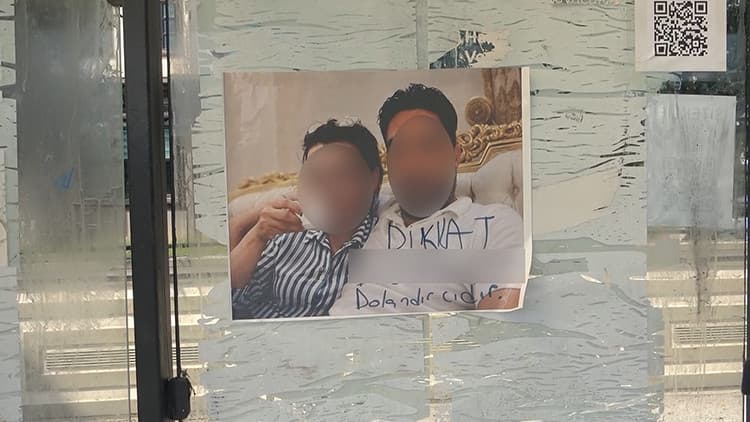 Adana’da otobüs durağında görenleri şaşırtan ilan: Dikkat, dolandırıcıdır