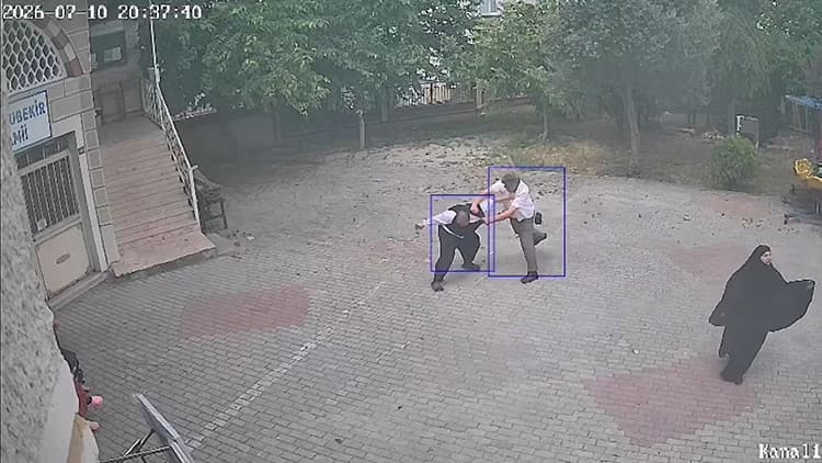 Camide 'yardım parası' kavgası: Cuma paralarının kaydını isteyen müezzine imam yumruklarla saldırdı