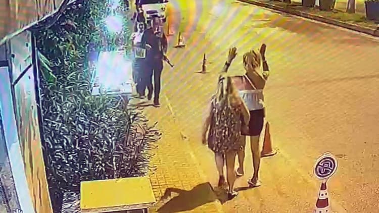 Turizm merkezinde 'Kalaşnikof' paniği: Sokakta dolaşan kişi yakalandı, silah oyuncak çıktı
