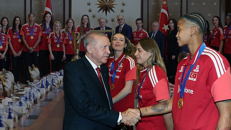 Cumhurbaşkanı Recep Tayyip Erdoğan, Avrupa Şampiyonu olan Filenin Sultanları'nı kabul etti