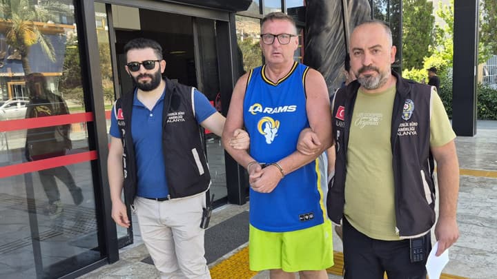 Antalya'da Türk bayrağına tüküren İngiliz turist tutuklandı