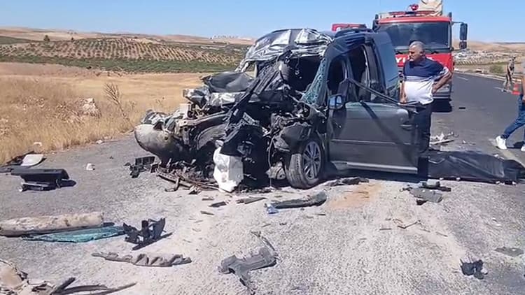 Kamyona arkadan çarpan hafif ticari araç hurdaya döndü: Aynı aileden 4 kişi öldü