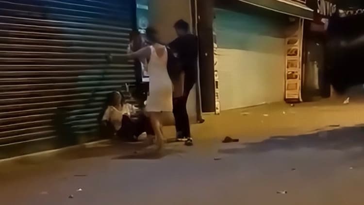 Sokak ortasında kız arkadaşını darbetti, şikayetçi olmayınca serbest kaldı