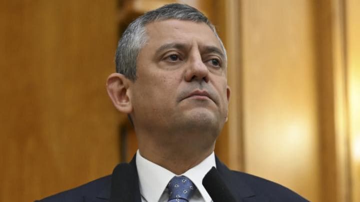 Özgür Özel'e, Erdoğan'a yönelik sözleri nedeniyle 800 bin TL tazminat cezası