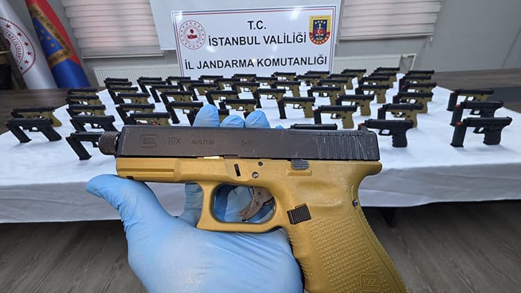 Taksinin bagajı cephanelik çıktı: Eyüpsultan'da 108 tabancayla yakalanan 2 şüpheli tutuklandı