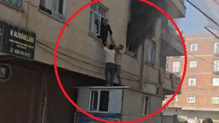 3 katlı binada alevler yükseldi! Mahsur kalan kadını konteynerin üzerine çıkıp kurtardılar