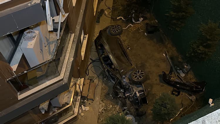 İstanbul’da feci kaza! Binaya çarpan otomobil, 15 metre yükseklikten bahçeye düştü