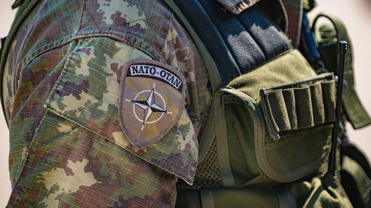 NATO üssünde casusluk alarmı: Tinder'da başlayan aşk krize yol açtı