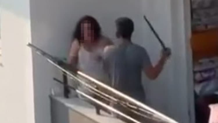 Adana'da dehşet anları: Balkonda kadını sopayla dövüp saçından sürükledi