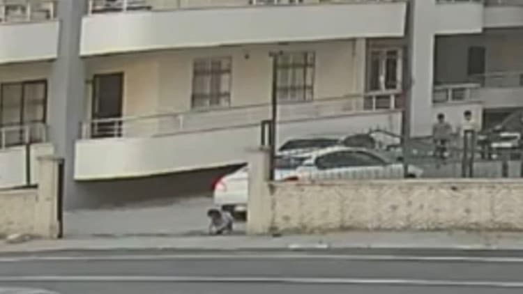 Hatay’da geri manevra yapan otomobilin altında kalan 4 yaşındaki çocuk ağır yaralandı
