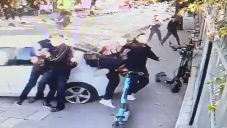 İstanbul’da okul önünde feci kaza: Otomobil kaldırımdaki 4 lise öğrencisine çarptı