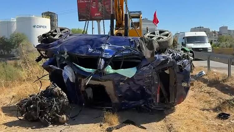 İzmir'de otomobil şarampole yuvarlandı: 1 kişi öldü, 2 kişi yaralandı