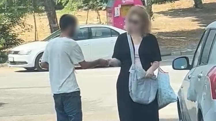 Adana'da şoke eden anlar: Uçucu madde kullanan şahıs kadının yolunu kesip para aldı