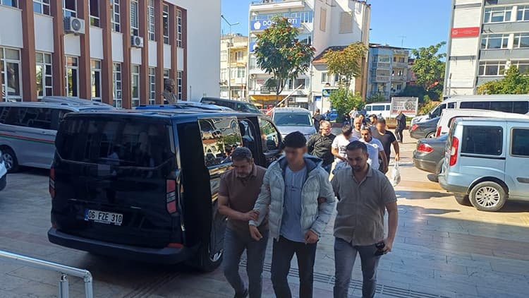 Lise önünde pompalı tüfek alarmı: 3 kişi tutuklandı