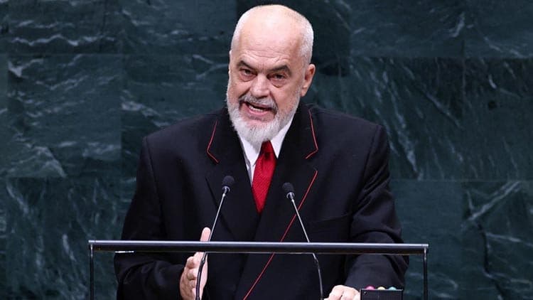 Arnavutluk Başbakanı Edi Rama'ya New York'ta protesto: Yumurta fırlatıldı