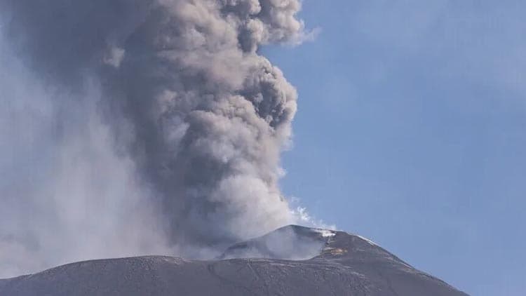 Etna Yanardağı lav püskürttü: Uçuşlar askıya alındı