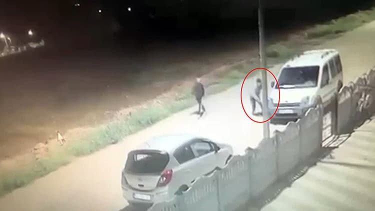 Afyonkarahisar'da vandallık kamerada: Araçların lastiklerini kesip kaçtılar