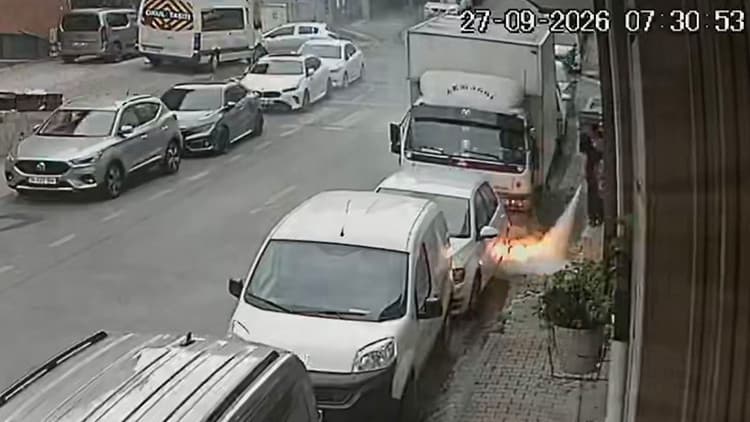 Kağıthane'de elektrik kabloları alev alev yandı: Sürücü aracını son anda kurtardı