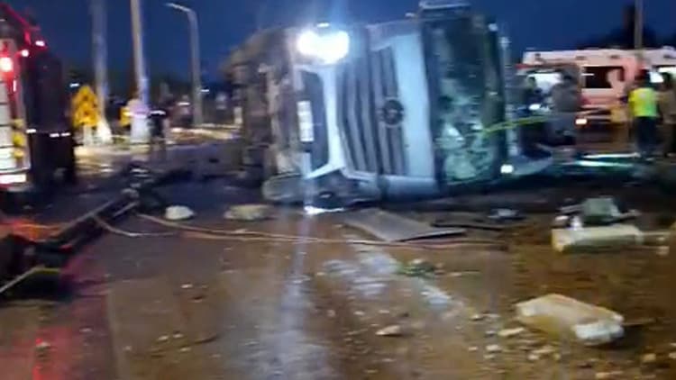 Yol kenarındaki durak mezarları oldu: Kontrolden çıkan TIR durağa devrildi