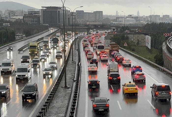 İstanbul'da sağanak etkisi: Trafik yoğunluğu yüzde 89'a ulaştı