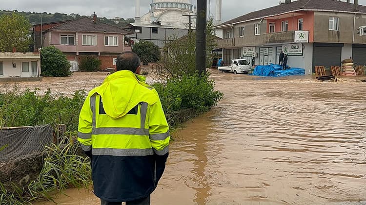 Meteoroloji sarı kodla uyarmıştı: İlçede yollar göle döndü; ev ve iş yerlerini su bastı