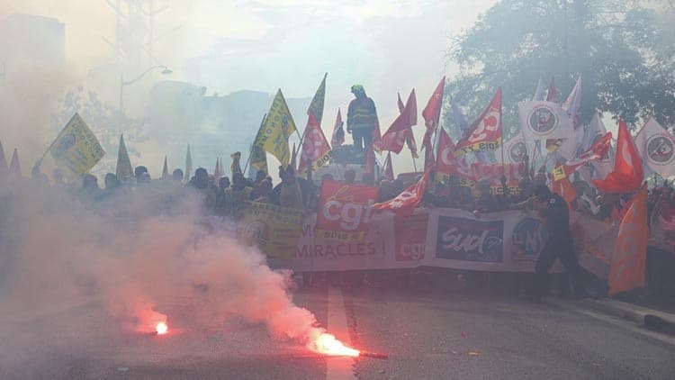 Fransa'da sokaklar karıştı! Halk ayaklandı: Grev başladı