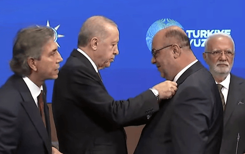 AK Parti’ye yeni katılımlar... 9 belediye başkanının rozetlerini Cumhurbaşkanı Erdoğan taktı