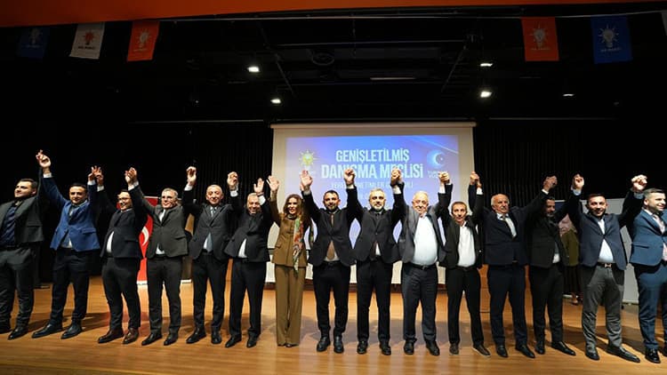 Ataşehir'de 6 meclis üyesi AK Parti'ye katıldı: 1'i İBB meclis üyesi