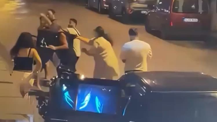 Trafikte "sıkıştırma" kavgası: Tekme ve yumrukların havada uçuştuğu anlar kaydedildi