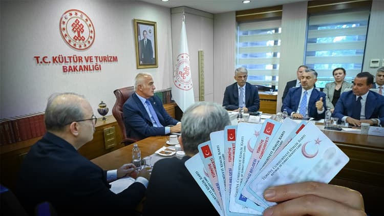 Yeni uygulamayı Bakan Ersoy duyurdu | Kimlik kartlarıyla sıra beklemeden giriş yapılabilecek