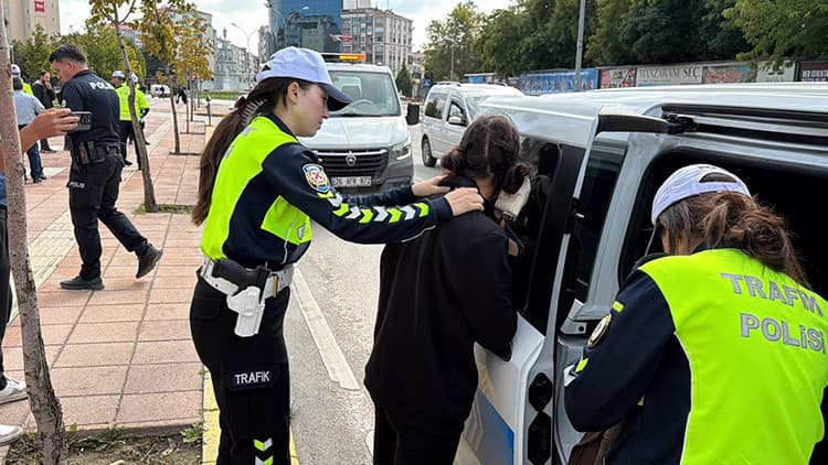 Eskişehir’de nefes kesen kovalamaca: Uyuşturucu dolu çantayı atıp kaçarken yakalandılar