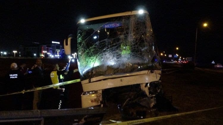 Otobüs ile ticari araç çarpıştı: 2 ölü, 3 yaralı