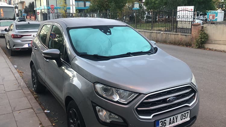 Kars'ta buz kesen sabah! Termometreler eksi 7'yi gördü, araç camları buzla kaplandı