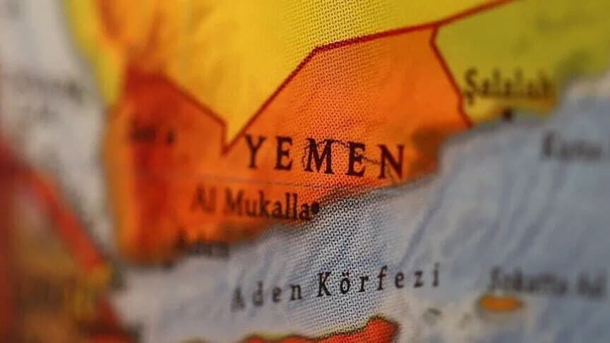 Yemen açıklarındaki tankerin çevresinde patlama sesleri