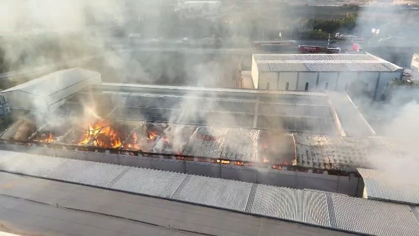 Bursa'da fabrika yangını... 30 itfaiye aracı ve tankerle müdahale edildi