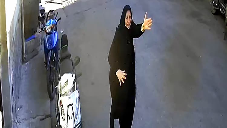 Adana'da sokak ortasında kapkaç: Çantasını gasbeden hırsızın peşinden böyle koştu