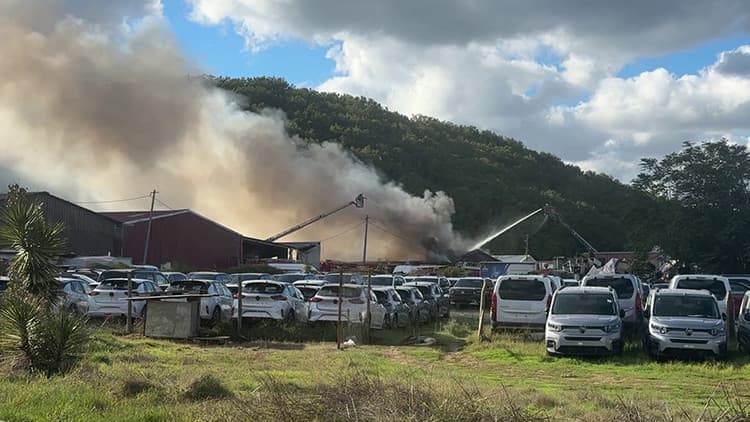 Eyüpsultan'da yediemin otoparkında yangın