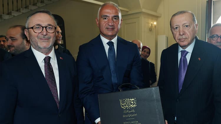 23 yılda tamamlandı | Eşsiz eser, Bakan Ersoy tarafından Cumhurbaşkanı Erdoğan'a takdim edildi