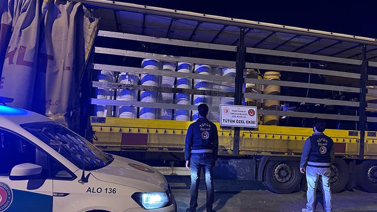 İzmir'de dev kaçak tütün baskını: 125,4 milyon TL'lik malzeme ele geçirildi